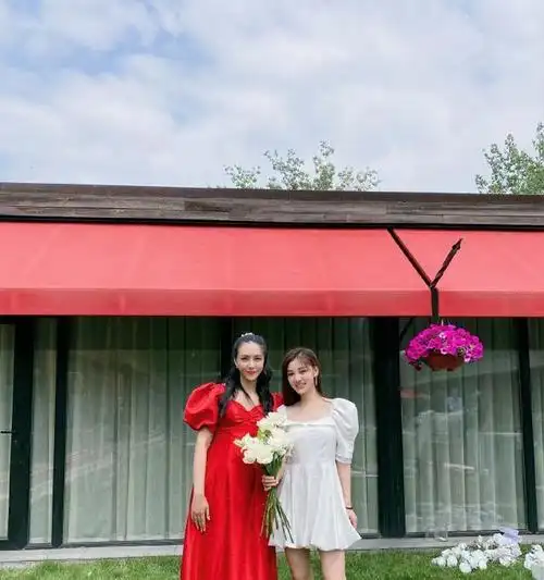 快女喻佳丽晒婚礼照段林希刘忻杨菲洋担任伴娘李斯丹妮缺席