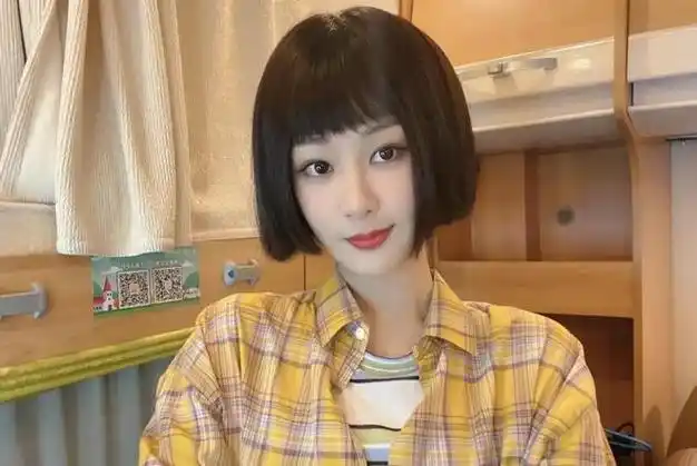 杨紫剪短发判若两人穿格纹衬衫搭配一刀切短发网友更显年轻