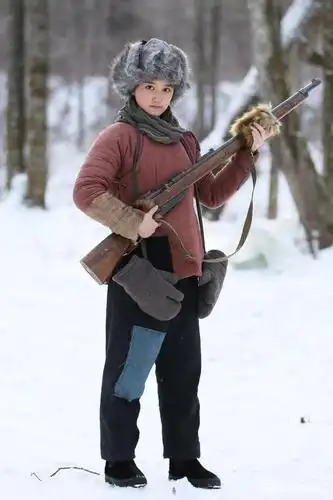 《林海雪原》蒋依依扛枪滑雪 扮男装英气十足