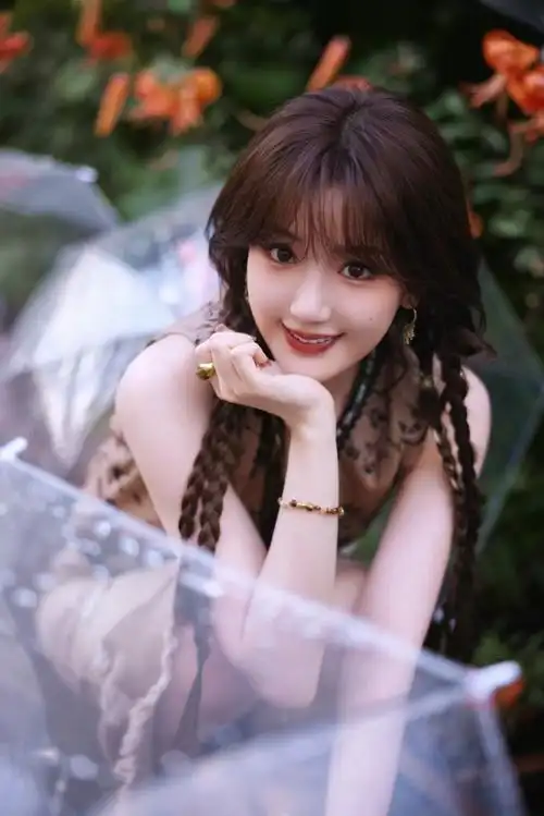 也是让我们大家看到毛晓彤喆美拉德综艺造型啦,无袖开衫真的很绝谁懂!