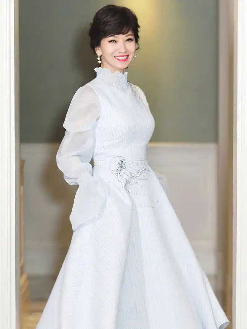 63岁赵雅芝助阵中韩电影节,一袭抹胸礼服,惊艳了时光!