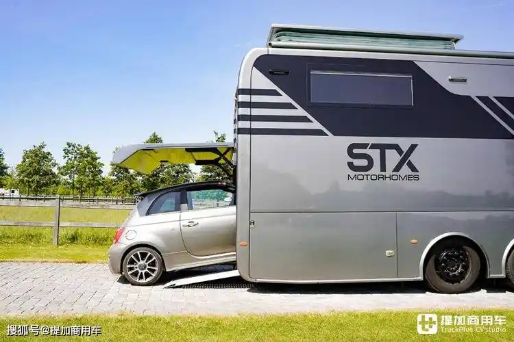 车长12米的奔驰actros l房车实拍,搭载双拓展舱,还有升顶大卧室_搜狐