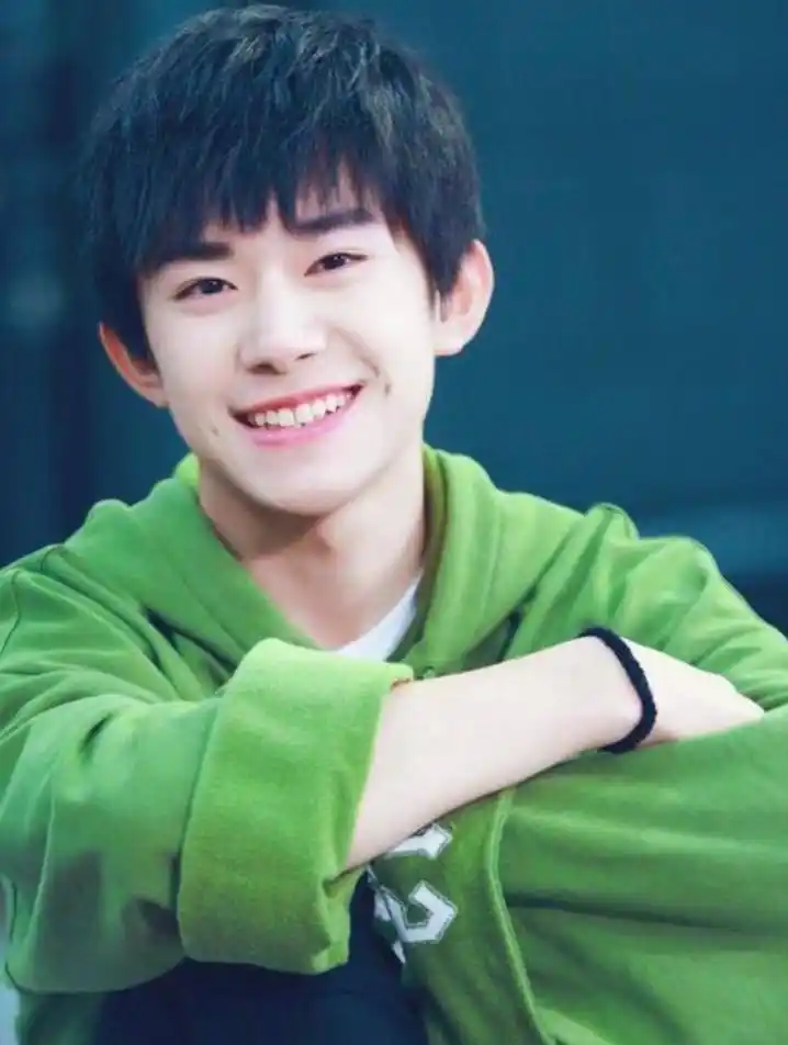 原来易烊千玺酒窝是戳出来的,细小动作就像奶孩子,呆萌惹人爱!