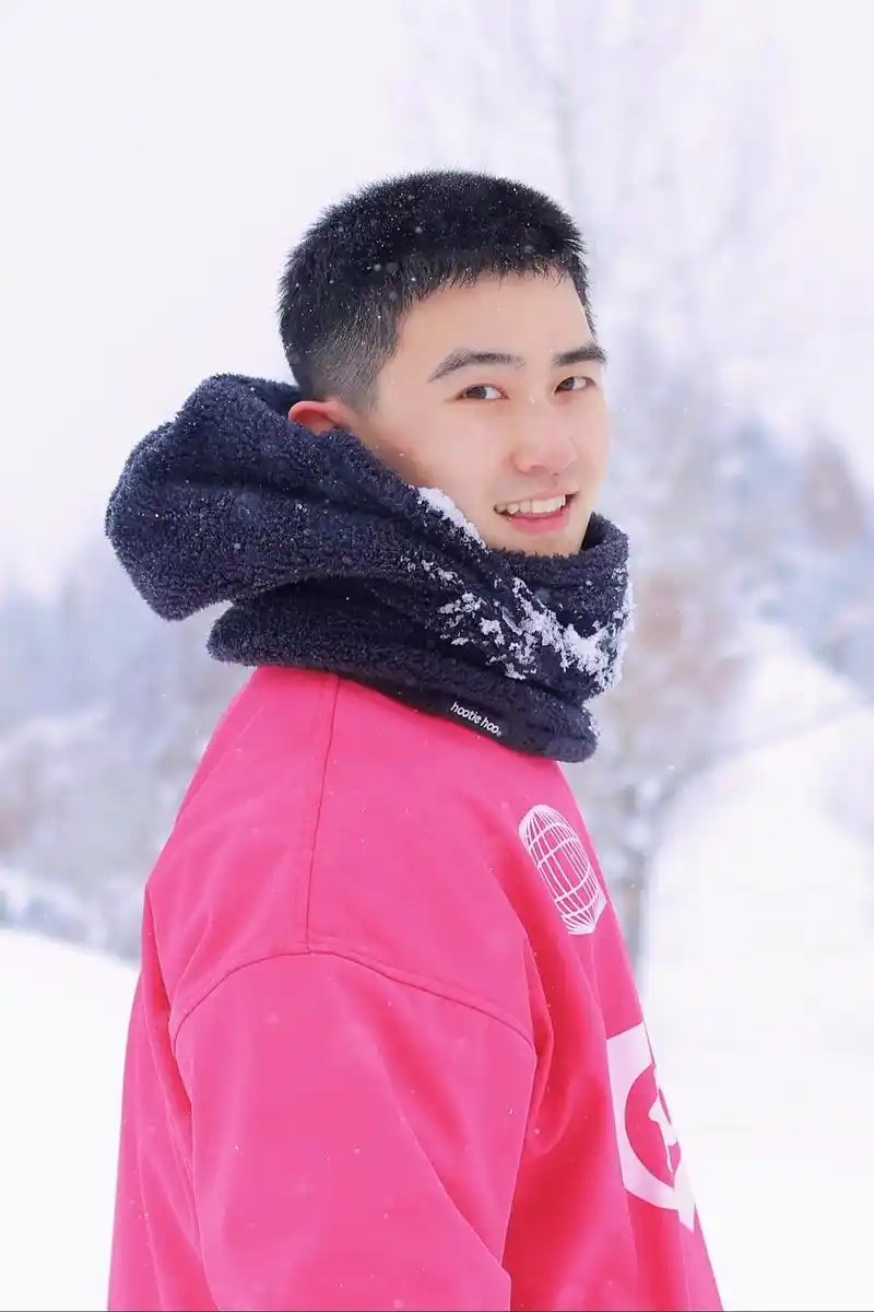 把最好的笑容留给最亲的人吧.#男生照片氛围感 #寸头 #寸头