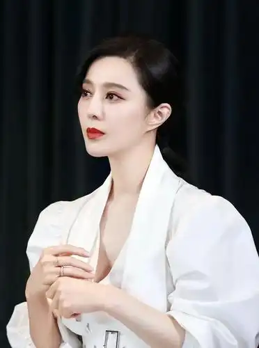 范冰冰身穿白色简约西装,配精致蓝色耳环,周身散发着魅力