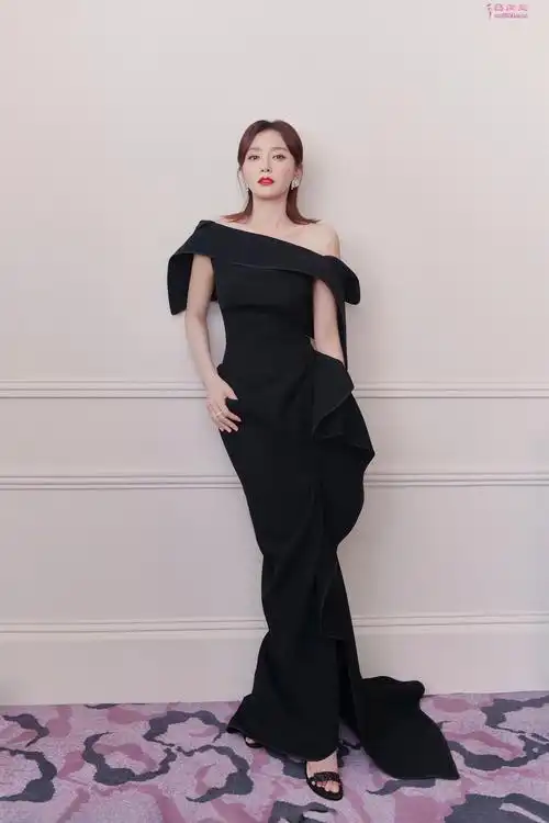 秦岚惊艳亮相品牌晚宴 黑色礼服添浪漫神秘色彩
