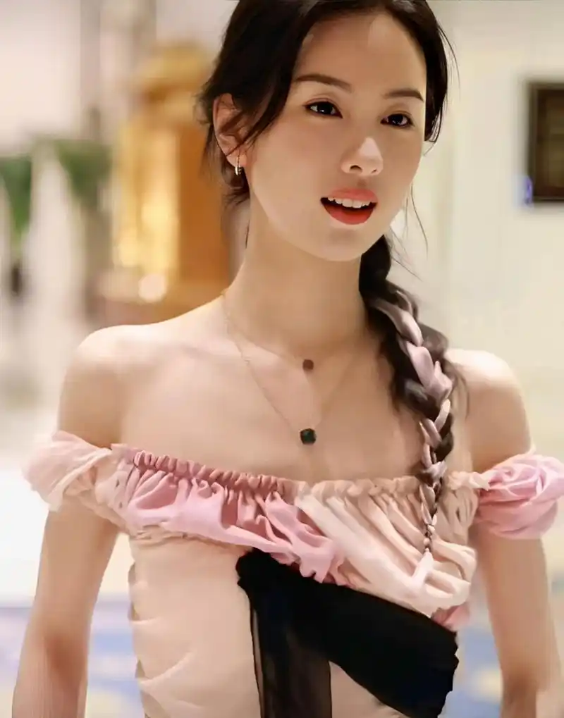 从媒体角度看陈都灵的生活照,她笑起来那么明显卧蚕,整个人干净清爽