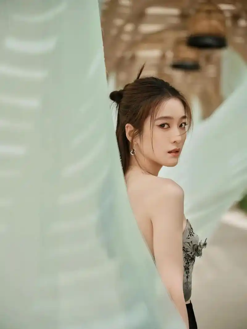 "张雪迎"身材顶呱呱,穿抹胸背心 黑色长裤,宛如高级尤物 很多人认为