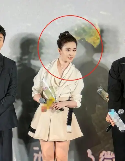 刘亦菲出席活动穿短裙,一双白腿很结实,路人表示真人不上镜