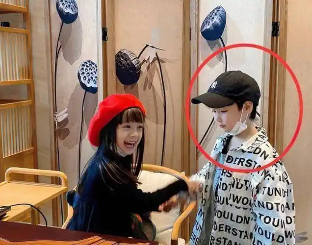 任嘉伦"儿子"长大,拥有大长腿十分霸气,撞脸鹿晗被赞初恋男神_董泽宸