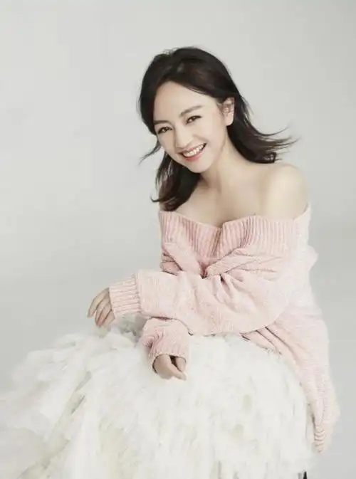 冻龄女神罗海琼美颜似少女俏皮可爱仙气十足