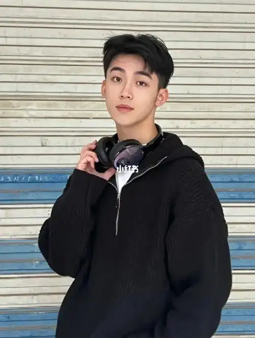 碎盖王鹤棣属于长形脸,比较瘦长,所以在选择这款发型时凉两侧头发不能