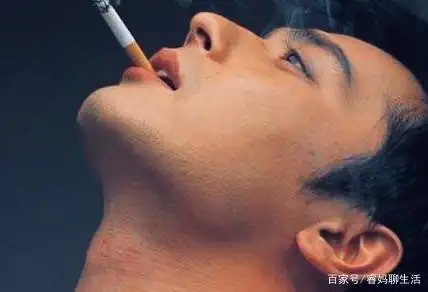 伤感的男人喜欢经典:把你的名字写在烟上,吸到肺里在离心脏最近的