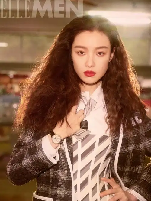 倪妮复古摩登大片释出羊毛卷发型时尚优雅