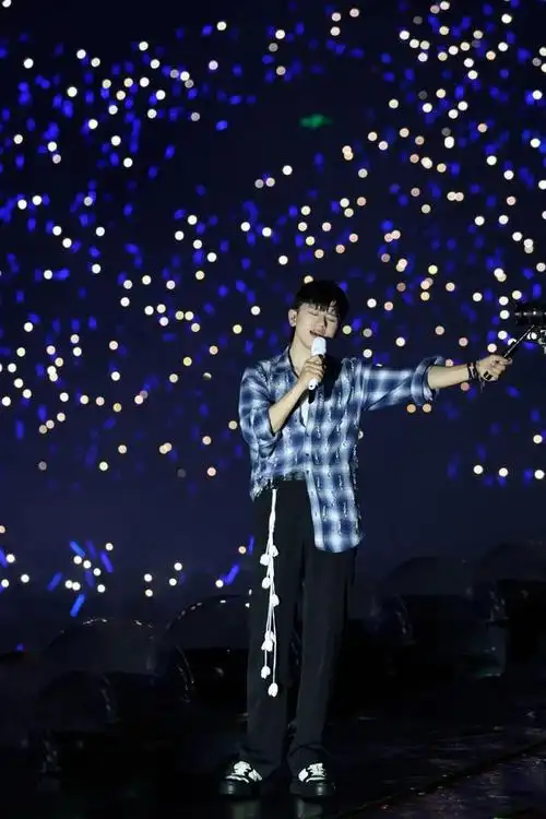 张杰未live曜北斗巡回演唱会再次把宇宙星海搬上舞台