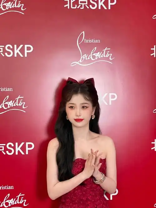 虞书欣红色小猫咪