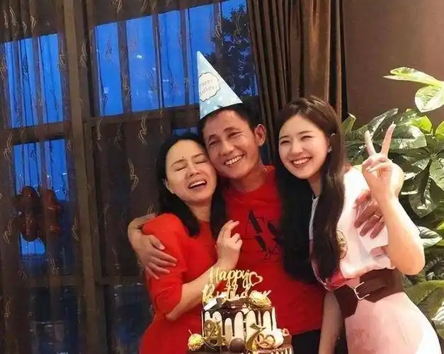 女星童年大公开赵露思网红脸欧阳娜娜软萌杨紫太普通