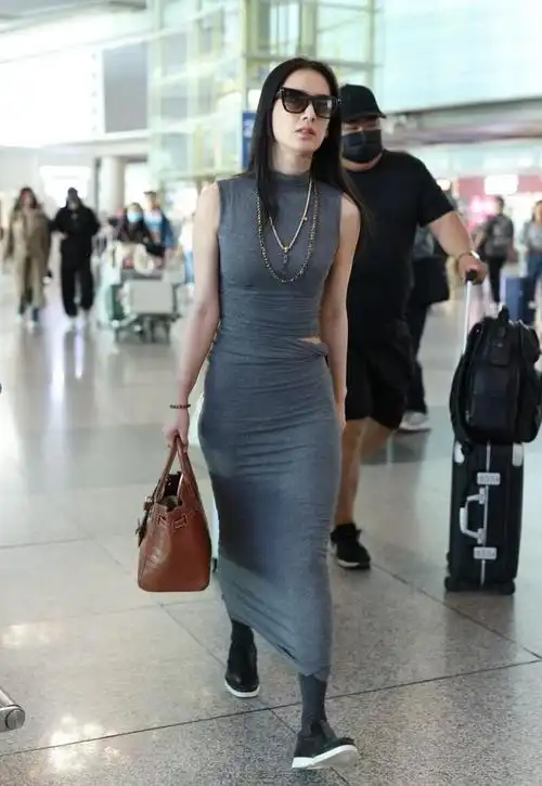 黄圣依 灰色裹身紧身背心裙 美肩性感身材一览无遗 尽显性感!