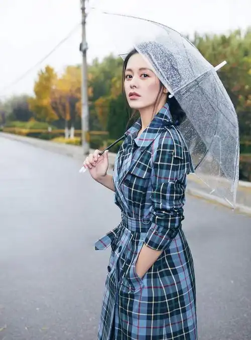 王力可电影《山歌》热映 最新街拍曝光时尚感十足