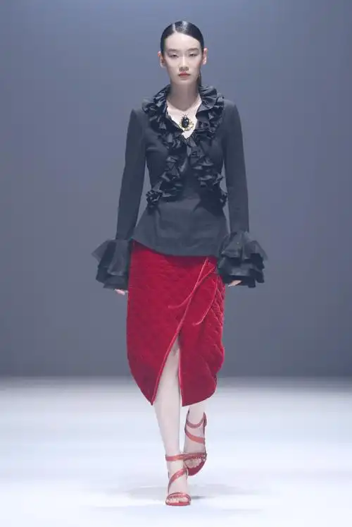 黑衬衫系列全部采用新疆棉德锦周丽时装发布会在京举行