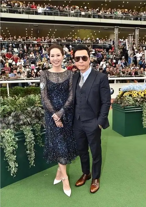 甄子丹为爱妻举办生日宴,请来吕良伟夫妇和关之琳,老婆被抢风头