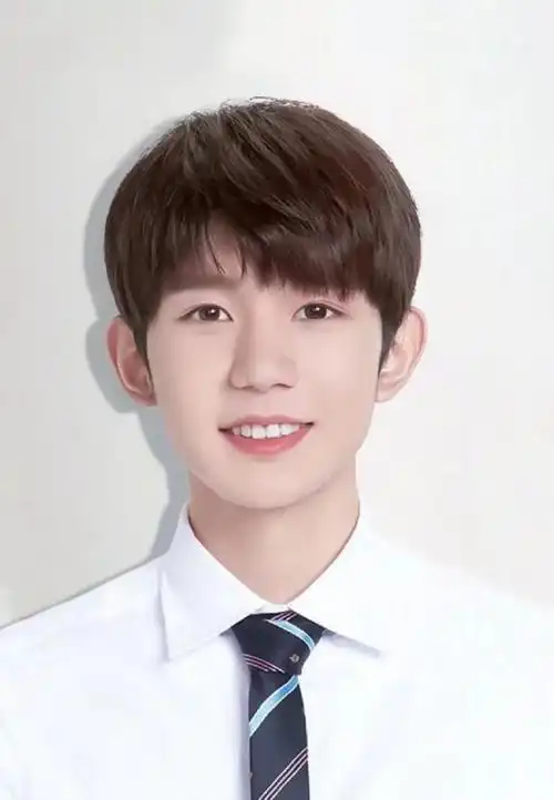 内娱男明星的证件照#王源真好看 星星眼好漂亮    期待 我看见两朵一