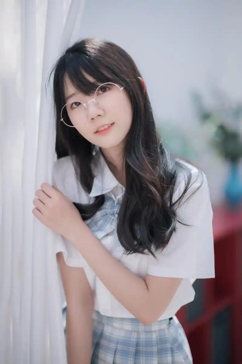 可爱的眼镜美眉穿jk出游随拍