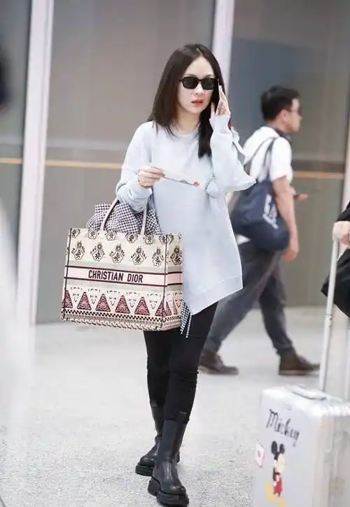 原创霍思燕这次的造型翻车了穿一身奶奶装现身机场看着老了十岁