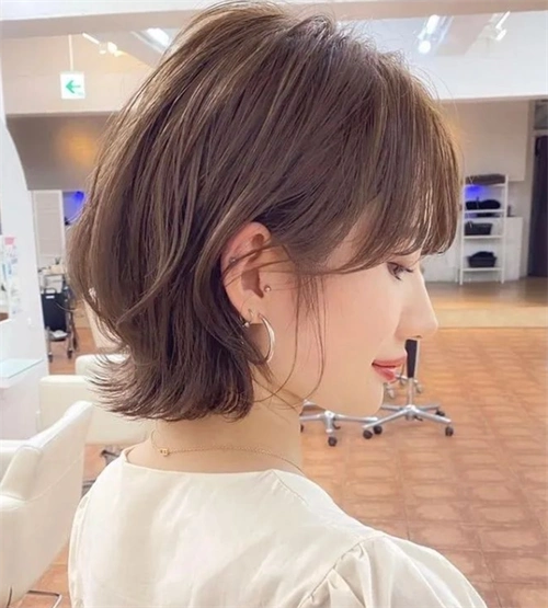 清新减龄外翘短发 发尾烫弯增加时尚感_日韩发型 - 美发站