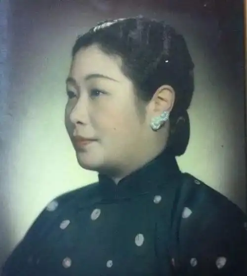 富态的姚玉兰,很适合珍珠耳环顾全大局,能进能退杜月笙失势后,移居