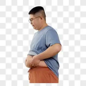 胖男生镜子前看身材图片素材