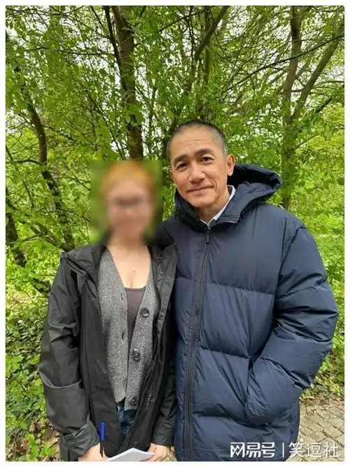 近日有多位网民在德国偶遇梁朝伟,梁朝伟为新戏留寸头新造型,两鬓更有