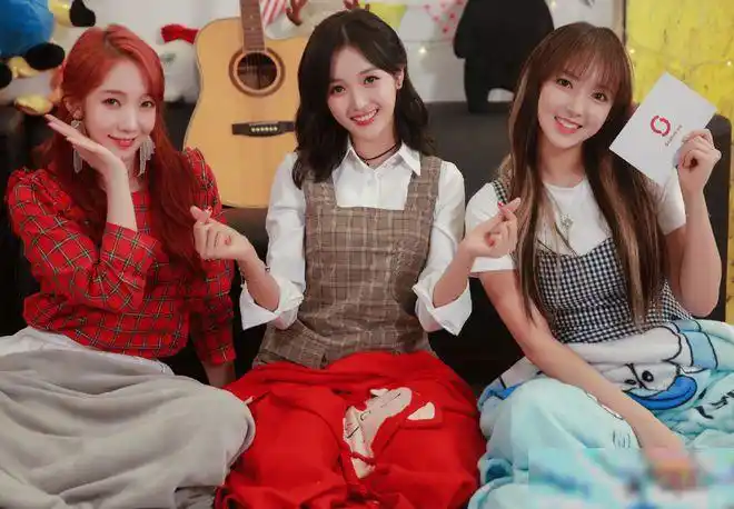 宇宙少女再次合体,孟美岐吴宣仪程潇回归,谁留意c位是谁?_网易订阅