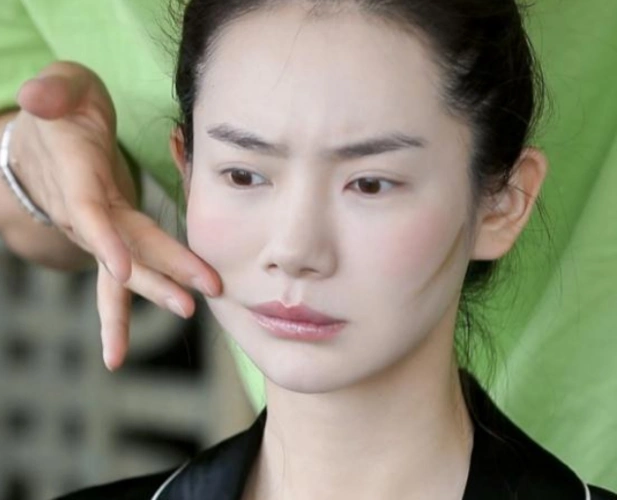 李承铉给戚薇化妆看到最后的效果后大家不敢说话了