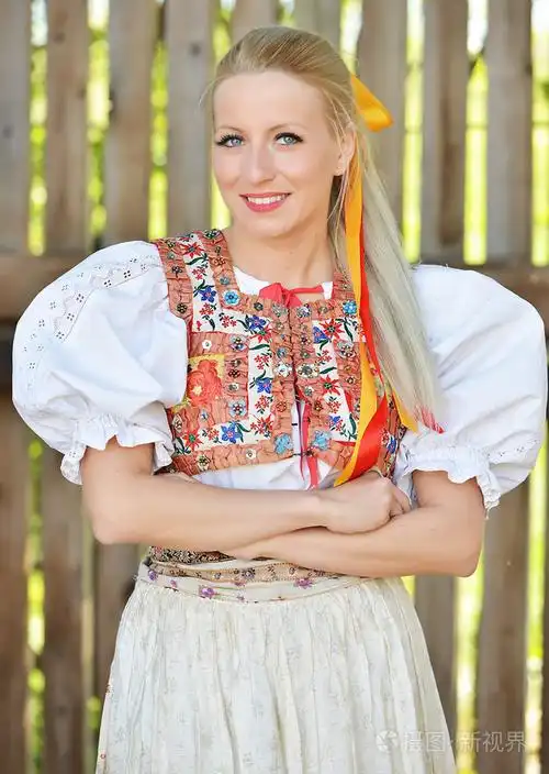 女人穿着斯洛伐克民俗服装