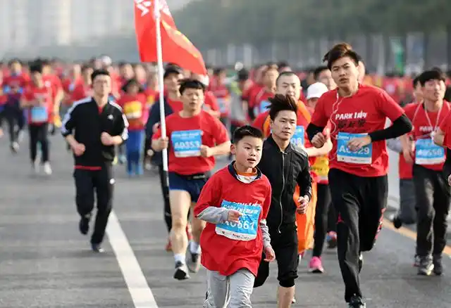 长沙城市马拉松开跑