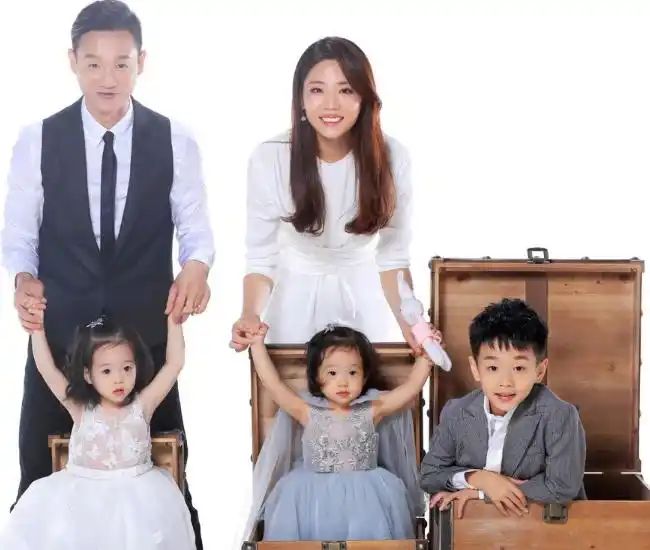 杨威晒一家五口全家福,杨阳洋大秀一字马,网友:走上体操之路?