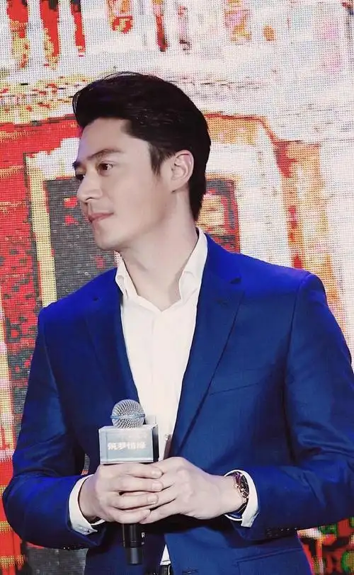 霍建华梳干净利落的大背头发型,显得精气神十足,加上他本就非常硬挺的