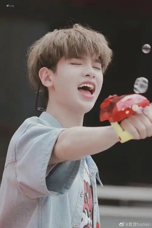 黄明昊拍泡泡#哈哈哈哈童心未泯大可爱