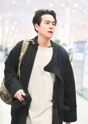 也要开始为彭于晏的发际线担忧了,做鬼脸搞怪,竟撞脸黄磊