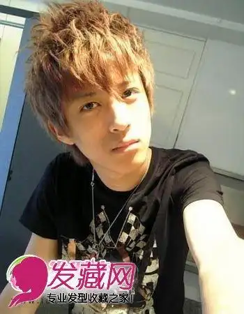 导读:非主流烟花烫 90后男生最喜欢利用烟花烫发来打造出发型的非主流