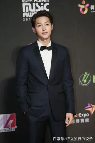 宋仲基婚后瘦了这么多?一身西装革履身材苗条,帅气依旧