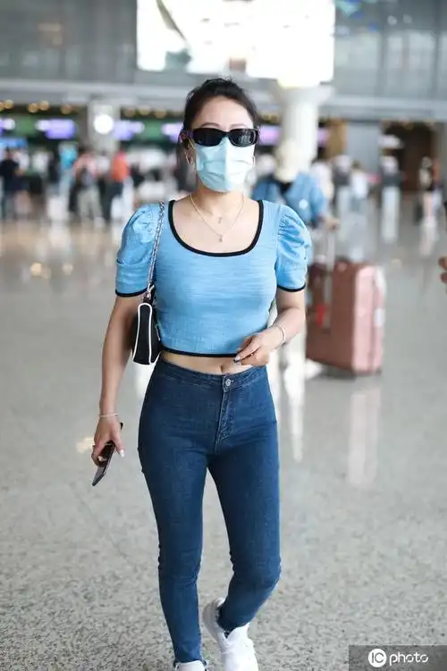 袁娅维一袭蓝色紧身bm小衫现身秀蛮腰