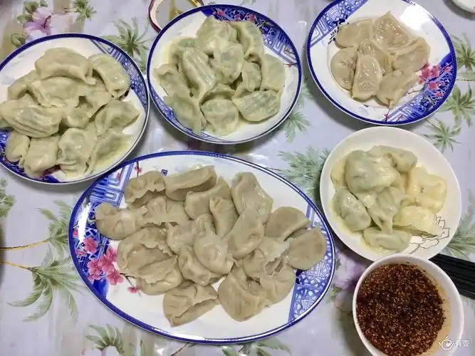吃饺子,羊肉大葱,韭菜虾仁肉三鲜,还包了几个糖饺子