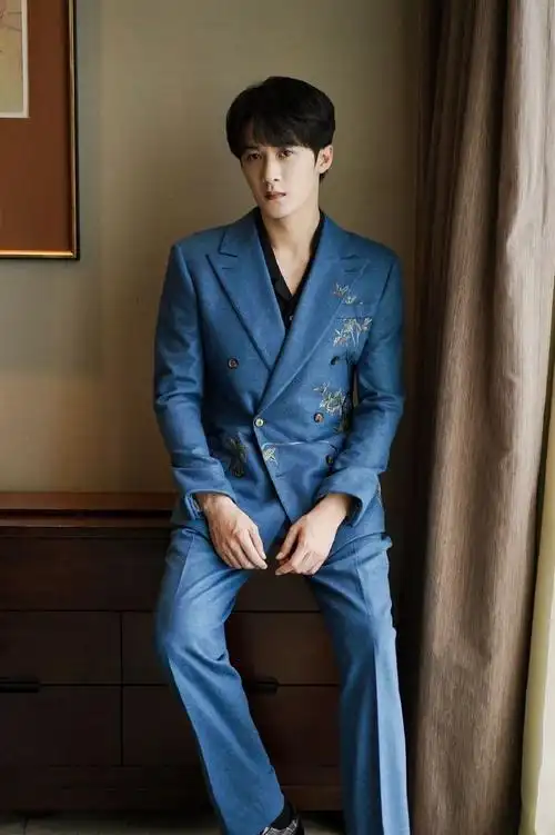 【明星】#檀健次央视五一晚会#檀健次超话加盟央视五一晚会,蓝色西装