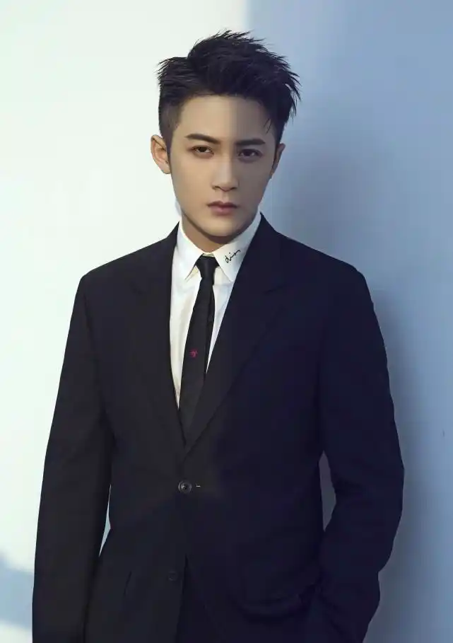 有颜值有实力,参演了许多优秀的作品,他怎么就火不了?