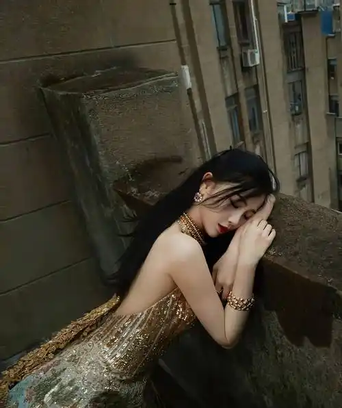 虞书欣的深v亮片裙看起来太惊艳了!_造型_图片_规定