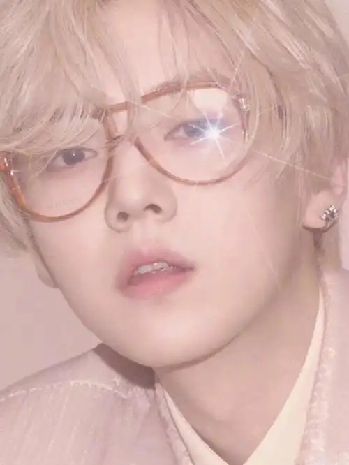 鹿晗红秀最新粉红西装封面