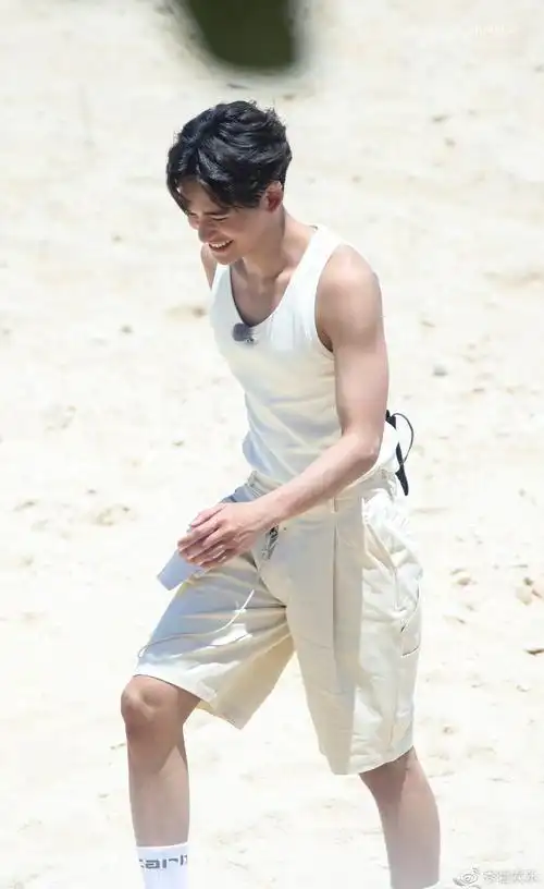 黄旭熙沙滩上大秀手臂肌肉,网友惊呼:眼泪从嘴角流出来了