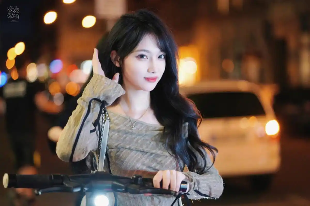 星闻#  宋昕冉常服街头随拍~ 好脸蛋,好身材,回头率满满啊!